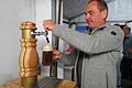 Winfried Gigla zapft sein selbst gebrautes Bier.       -  Winfried Gigla zapft sein selbst gebrautes Bier.