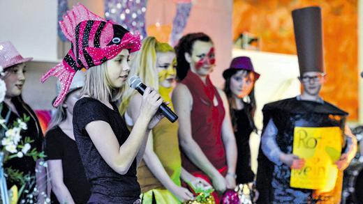 Reise in die Unterwasserwelten: Mit ihrem Stück „Im Riff geht's rund“ begeisterte die Musicalgruppe der Realschule Ochsenfurt. Reise in die Unterwasserwelten: Mit ihrem Stück „Im Riff geht's rund“ begeisterte die Musicalgruppe der Realschule Ochsenfurt.