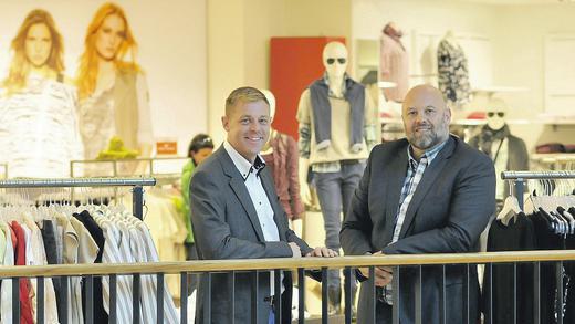 Regionale Einkäufe liegen ihnen am Herzen: Michael Ziegler (Einzelhandelsverband, links) und Wolfgang Weier (Würzburg macht Spaß) im Modehaus Wöhrl.