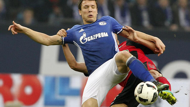 Punkt - Jewgeni Konopljanka (l) rettete Schalke zumindest einen Punkt. Foto: Roland Weihrauch Punkt - Jewgeni Konopljanka (l) rettete Schalke zumindest einen Punkt. Foto: Roland Weihrauch
