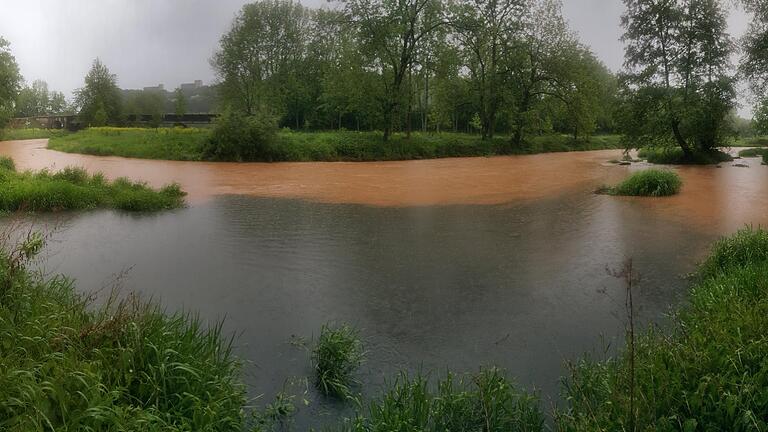 Herschfelder Saalewiesen: Interessant zu sehen ist, wie sich verschmutztes und klares Wasser vermengen, wie hier an der Mündung der Brend in die Saale: Ein Bach, der vom Altenberg/Rederkreuz das Wasser in die Saale befördert, hatte gut zu tun. Am Altenberg hatte es über 50 Millimeter in wenigen Stunden geregnet. Herschfelder Saalewiesen: Interessant zu sehen ist, wie sich verschmutztes und klares Wasser vermengen, wie hier an der Mündung der Brend in die Saale: Ein Bach, der vom Altenberg/Rederkreuz das Wasser in die Saale befördert, hatte gut zu tun. Am Altenberg hatte es über 50 Millimeter in wenigen Stunden geregnet.