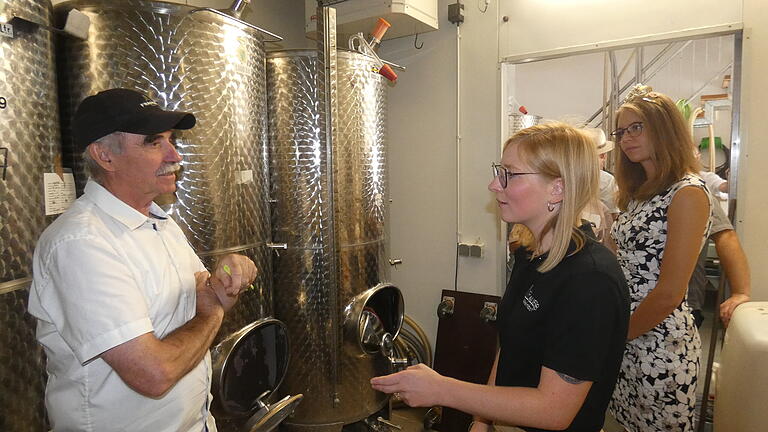 Winzerin Barbara Auer-Albrecht (Mitte) führte durch ihren Betrieb und zeigte unter anderem Weinbaupräsidenten Artur Steinmann (links) und der Fränkischen Weinkönigin Eva Brockmann (rechts) den Weinkeller. Winzerin Barbara Auer-Albrecht (Mitte) führte durch ihren Betrieb und zeigte unter anderem Weinbaupräsidenten Artur Steinmann (links) und der Fränkischen Weinkönigin Eva Brockmann (rechts) den Weinkeller.