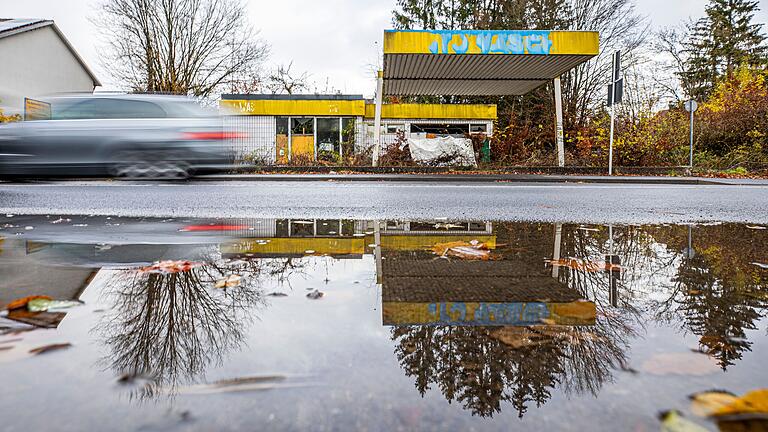 Nicht gerade unauffällig: Zahlreiche Pendler und Bad Neustädter fahren täglich an der verlassenen Tankstelle vorbei. Nicht gerade unauffällig: Zahlreiche Pendler und Bad Neustädter fahren täglich an der verlassenen Tankstelle vorbei.