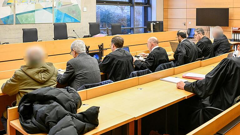 25 Jahre nachdem ein türkischer Gastwirt in seiner Kneipe in Würzburg erschossen wurde, sind die beiden mutmaßlichen Täter (links und rechts außen) auf der Anklagebank am Landgericht Würzburg. 25 Jahre nachdem ein türkischer Gastwirt in seiner Kneipe in Würzburg erschossen wurde, sind die beiden mutmaßlichen Täter (links und rechts außen) auf der Anklagebank am Landgericht Würzburg.