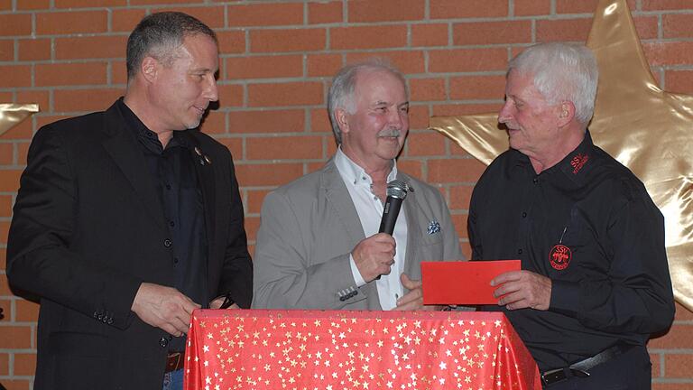 Reinhard Faltermeier (Mitte) übergab 600 Euro vom ehemaligen Fanklub 'Schwarze Erde 95' an den Vorsitzenden Mathias Rumpel (links) und den stellvertretenden Jugendleiter Dieter Köberle. Reinhard Faltermeier (Mitte) übergab 600 Euro vom ehemaligen Fanklub 'Schwarze Erde 95' an den Vorsitzenden Mathias Rumpel (links) und den stellvertretenden Jugendleiter Dieter Köberle.