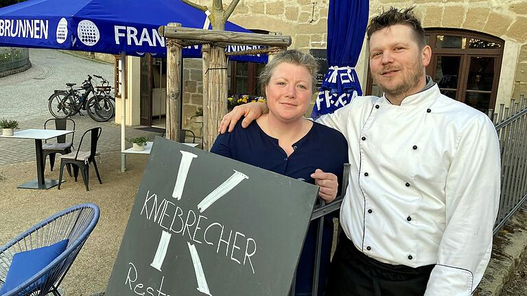 Viele Casteller freuen sich darüber, dass Charlotte Scholz und Christian Kreß mit ihrem Restaurant den alten Ortsnamen Kniebrecher wiederbeleben. Viele Casteller freuen sich darüber, dass Charlotte Scholz und Christian Kreß mit ihrem Restaurant den alten Ortsnamen Kniebrecher wiederbeleben.