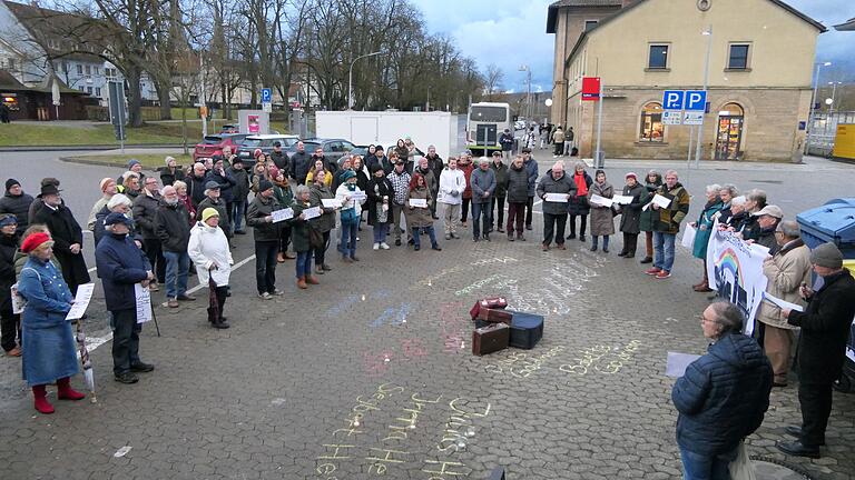 Im Bereich der ehemaligen Güterhalle gedachten die 'Omas gegen Rechts' und ihre Mitstreiter dem Schicksal der Juden. Die Koffer verdeutlichten symbolisch das Schicksal der Deportierten. Im Bereich der ehemaligen Güterhalle gedachten die 'Omas gegen Rechts' und ihre Mitstreiter dem Schicksal der Juden. Die Koffer verdeutlichten symbolisch das Schicksal der Deportierten.