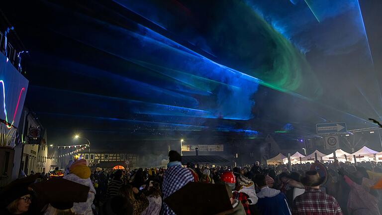 Am Abend erwartete die verbliebenen Gäste auf dem vollen Festplatz noch eine kurze Lichtershow. Am Abend erwartete die verbliebenen Gäste auf dem vollen Festplatz noch eine kurze Lichtershow.