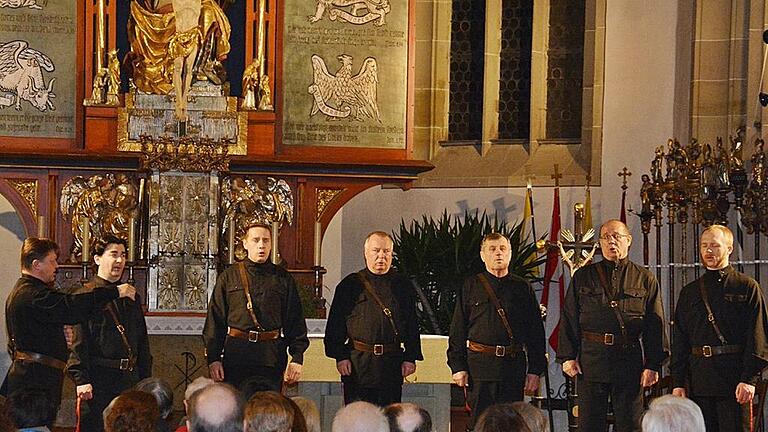 In der Stadtpfarrkirche in Bad Königshofen begeisterten am Donnerstagabend die Maxim Kowalew Don Kosaken. Das hervorragende Konzert hätte allerdings mehr Besucher verdient gehabt. Diejenigen, die an diesem Abend da waren, waren rundum begeistert. In der Stadtpfarrkirche in Bad Königshofen begeisterten am Donnerstagabend die Maxim Kowalew Don Kosaken. Das hervorragende Konzert hätte allerdings mehr Besucher verdient gehabt. Diejenigen, die an diesem Abend da waren, waren rundum begeistert.