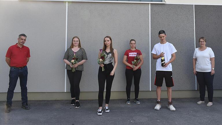 Florian Demling (Geschäftsführer) und Monika Benkert (Ausbildungsbeauftragte, rechts) gratulieren (von links): Jenni Reich (Kauffrau für Büromanagement), Laura Hensel (Kauffrau im Einzelhandel), Julia Flögel (Innungsbeste im Malerhandwerk) und André Hochrein (Malergeselle) zum erfolgreichen Abschluss. Florian Demling (Geschäftsführer) und Monika Benkert (Ausbildungsbeauftragte, rechts) gratulieren (von links): Jenni Reich (Kauffrau für Büromanagement), Laura Hensel (Kauffrau im Einzelhandel), Julia Flögel (Innungsbeste im Malerhandwerk) und André Hochrein (Malergeselle) zum erfolgreichen Abschluss.