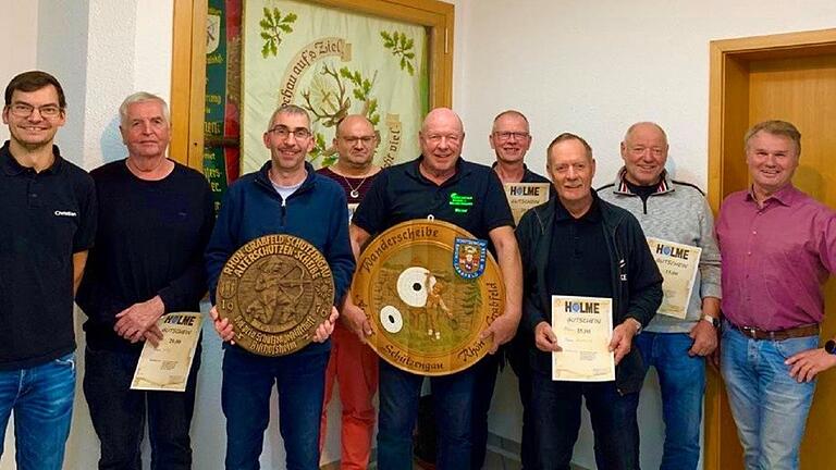 Auf dem Foto von links Schützenmeister Christian Heim, Georg Hiesel, beide aus Frickenhausen, Harald Fuchs (Sieger LG frei) Heiko Nöth, Preisträger mit LP frei, aus Obereßfeld, Werner Härter (Sieger Auflage LG) und die Sieger des Preisschießens Reinhold Heim und Jürgen Schmitt (Waltershausen) und Martin Härter aus Gollmuthhausen, GauSM Uli Schmitt Hollstadt.