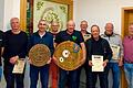 Auf dem Foto von links Schützenmeister Christian Heim, Georg Hiesel, beide aus Frickenhausen, Harald Fuchs (Sieger LG frei) Heiko Nöth, Preisträger mit LP frei, aus Obereßfeld, Werner Härter (Sieger Auflage LG) und die Sieger des Preisschießens Reinhold Heim und Jürgen Schmitt (Waltershausen) und Martin Härter aus Gollmuthhausen, GauSM Uli Schmitt Hollstadt.