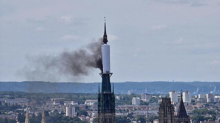 Feuer im Turm der Kathedrale von Rouen - Die Flammen über dem Turm der Kathedrale von Rouen waren weithin sichtbar. Feuer im Turm der Kathedrale von Rouen - Die Flammen über dem Turm der Kathedrale von Rouen waren weithin sichtbar.