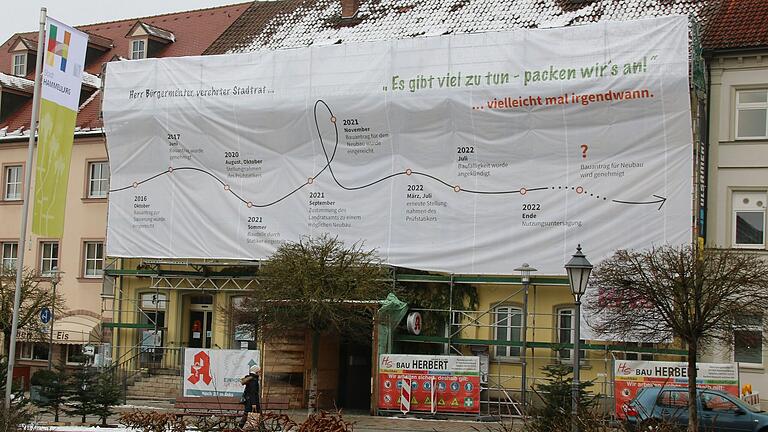 Schon seit Ende 2023 hängt dieses Protestbanner am Marktplatz in Hammelburg. Das Rathaus liegt direkt gegenüber. Schon seit Ende 2023 hängt dieses Protestbanner am Marktplatz in Hammelburg. Das Rathaus liegt direkt gegenüber.