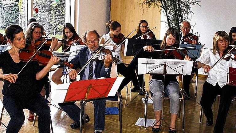 Zur 60-Jahrfeier der vhs: Der Kammermusikkreis Marktheidenfeld gratulierte mit einem Konzert, das leider vom Hof des Franck-Hauses in das evangelische Gemeindezentrum verlegt werden musste.