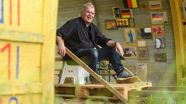 Der Ingenieur und Künstler Jimmy Fell hat sich am Tag der Deutschen Einheit auf einer Sänfte unter seinem Kunstwerk 'Goldene Brücke' im Skulpturenpark zur Deutschen Einheit gesetzt. Trotz eines Betretungsverbots für den Ostteil hatte Fell zu Führungen geladen. Der Ingenieur und Künstler Jimmy Fell hat sich am Tag der Deutschen Einheit auf einer Sänfte unter seinem Kunstwerk 'Goldene Brücke' im Skulpturenpark zur Deutschen Einheit gesetzt. Trotz eines Betretungsverbots für den Ostteil hatte Fell zu Führungen geladen.