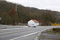 Die einfache Gestaltung der Kreuzung am ehemaligen Gambacher Bahnhof entspricht nicht mehr den Richtlinien. Deshalb wird die unfallauffällige Einmündung der Kreisstraße MSP 10 in die Bundesstraße 26 in diesem Jahr mit Verkehrsinseln und Linksabbiegerspur umgebaut.