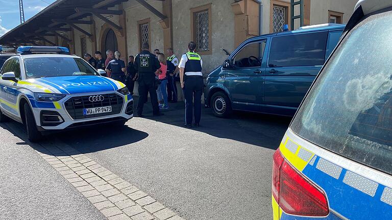 Bei der Fahndung war ein Großaufgebot der Polizei im Einsatz. Bei der Fahndung war ein Großaufgebot der Polizei im Einsatz.