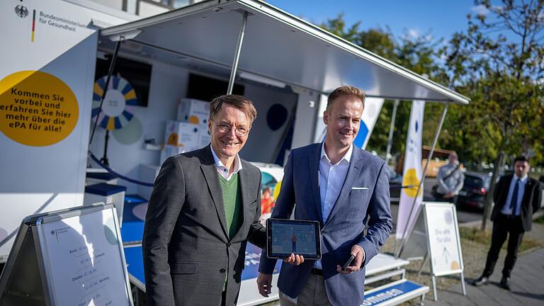 Pressekonferenz über den Start der elektronischen Patientenakten       -  Ein Infobus soll durch deutsche Städte touren.
