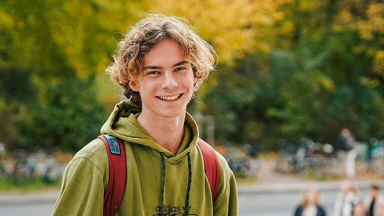 Bennett Mayer (1. Semester) wohnt in einer WG in Sanderring. Bennett Mayer (1. Semester) wohnt in einer WG in Sanderring.