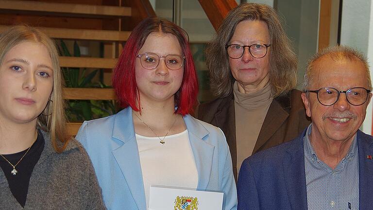 Regierungspreise erhielten (von links) Klara Scholz und Emily Lechler, rechts Oberstudiendirektorin Karin Maywald und stellvertretender Landrat Emil Müller. - Regierungspreise erhielten (von links) Klara Scholz und Emily Lechler, rechts Oberstudiendirektorin Karin Maywald und stellvertretender Landrat Emil Müller. Regierungspreise erhielten (von links) Klara Scholz und Emily Lechler, rechts Oberstudiendirektorin Karin Maywald und stellvertretender Landrat Emil Müller. - Regierungspreise erhielten (von links) Klara Scholz und Emily Lechler, rechts Oberstudiendirektorin Karin Maywald und stellvertretender Landrat Emil Müller.
