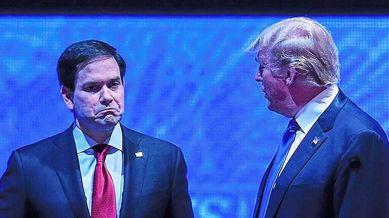 Republican Candidates Debate In New Hampshire Days Before State's Primary       -  Der Aufsteiger der Republikaner, Marco Rubio (links), leistete sich bei der jüngsten TV-Debatte der Anwärter auf die Präsidentschaftskandidatur gravierende Aussetzer, seine Angriffe verpufften. Gewinner des Abends waren alte Polit-Hasen &ndash; und Donald Trump (rechts).