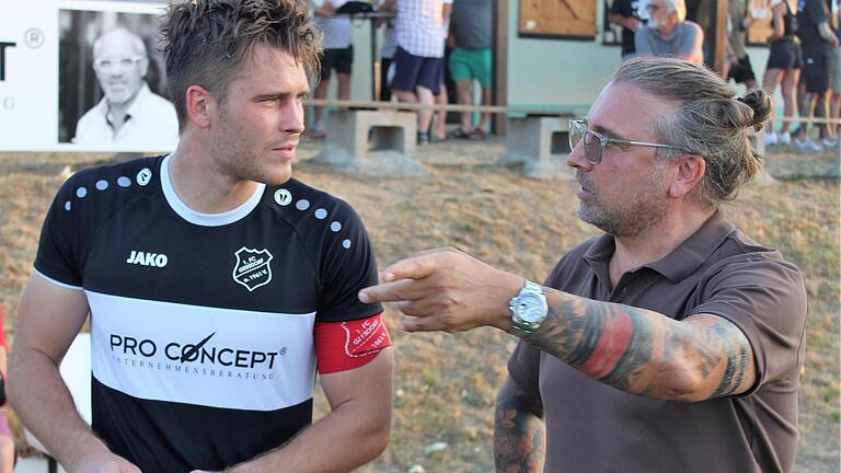 Eine angeregte Unterhaltung hatten Geesdorfs Kapitän Fabio Feidel hinterher mit Schweinfurts Sponsor und Geschäftsführer Markus Wolf. Eine angeregte Unterhaltung hatten Geesdorfs Kapitän Fabio Feidel hinterher mit Schweinfurts Sponsor und Geschäftsführer Markus Wolf.