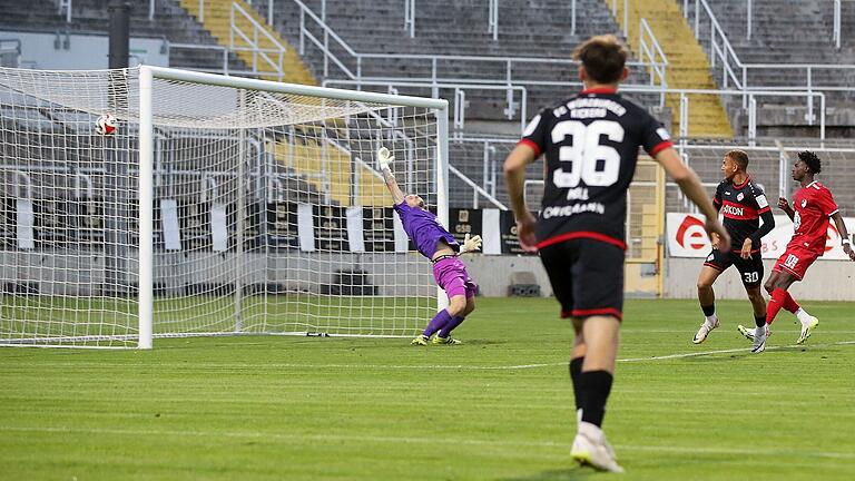 Das Tor des Donnerstagabends: Benyas Junge-Abiol (Zweiter von rechts) ist seinem Gegenspieler Fadhel Marou (rechts) entwischt und überwindet Türkgücü-Keeper Sebastian Kolbe zum 1:0 für die Würzburger Kickers. Sein Mitspieler Pascal Moll (vorne) macht sich bereits fertig zum Jubeln. Das Tor des Donnerstagabends: Benyas Junge-Abiol (Zweiter von rechts) ist seinem Gegenspieler Fadhel Marou (rechts) entwischt und überwindet Türkgücü-Keeper Sebastian Kolbe zum 1:0 für die Würzburger Kickers. Sein Mitspieler Pascal Moll (vorne) macht sich bereits fertig zum Jubeln.
