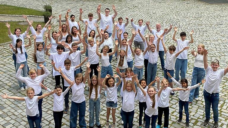 Die Chöre Rainbow Kids und Young Harmony mit Chorleiter Uwe Ungerer (Mitte, rechts außen) bei der Chorfreizeit im Juli auf Burg Hoheneck. Die Chöre Rainbow Kids und Young Harmony mit Chorleiter Uwe Ungerer (Mitte, rechts außen) bei der Chorfreizeit im Juli auf Burg Hoheneck.