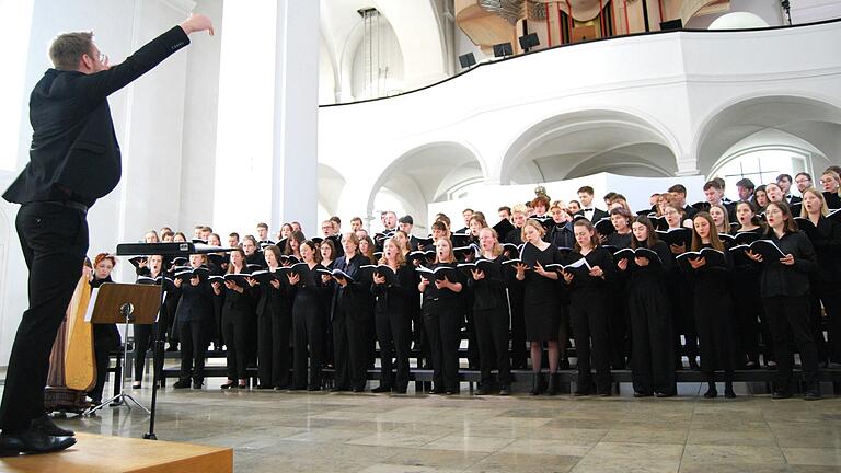 Volker Hagemann leitete den Universitätschor Münster souverän und stilsicher. Volker Hagemann leitete den Universitätschor Münster souverän und stilsicher.