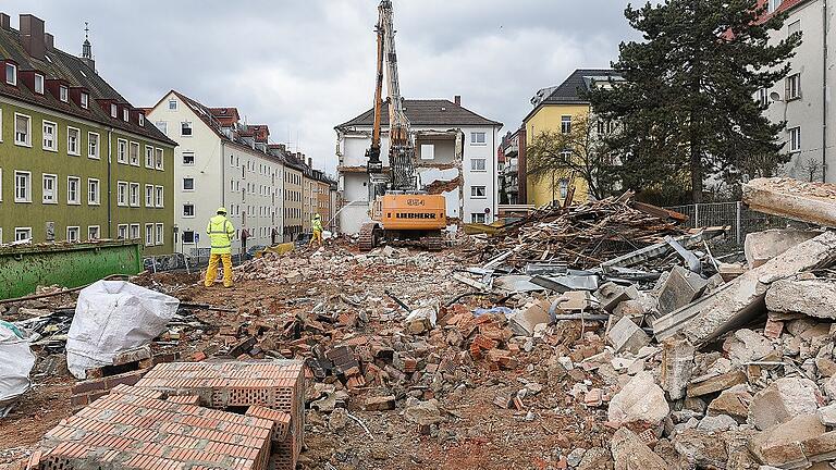 Holz, Metall, mineralischer Bauschutt, alles wird getrennt entsorgt und anschließend wiederverwertet.