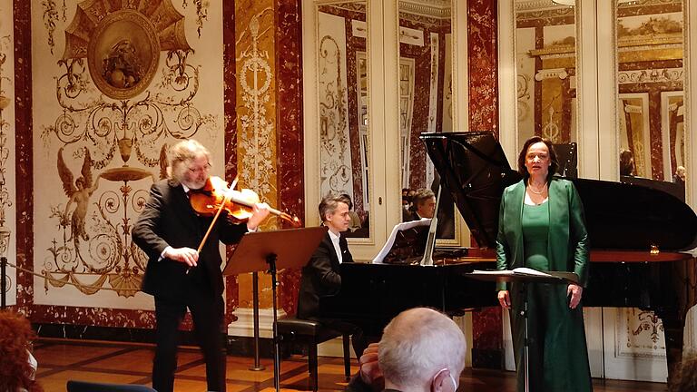 Einen Liederabend mit Werken von Brahms, Britten, Bridge und Corigliano gestalteten die Altistin Ingeborg Danz, der Pianist Alexander Fleischer und der Geiger Peter Stein