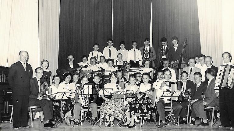 Eduard Czechner mit seinen Musikern im Pfarrjugendheim Marktheidenfeld Ende der 1950er Jahre.