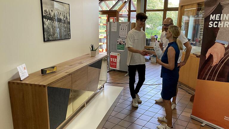 3. Platz: Ein Sideboard in Eiche mit Messing- und Schieferelementen fertigte der 19-jährige Tim Faust. - 3. Platz: Ein Sideboard in Eiche mit Messing- und Schieferelementen fertigte der 19-jährige Tim Faust. 3. Platz: Ein Sideboard in Eiche mit Messing- und Schieferelementen fertigte der 19-jährige Tim Faust. - 3. Platz: Ein Sideboard in Eiche mit Messing- und Schieferelementen fertigte der 19-jährige Tim Faust.