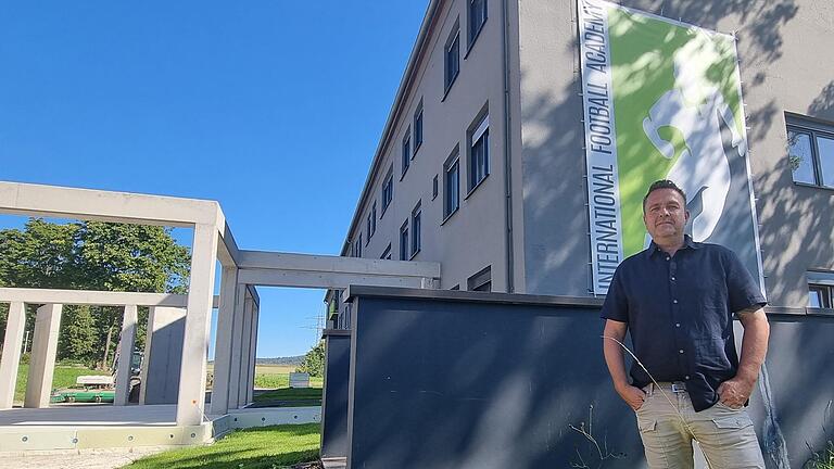 Noch eine Baustelle, bald eine internationale Talentschmiede? Thomas Kastler leitet die International Football Academy in Ebern - ein Kooperationspartner des FC 05 Schweinfurt.