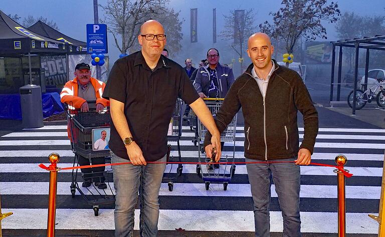 Der Marktleiter Nico Monet (links) und der Chef Philipp Breitenbach durchschneiden das Band zur Neueröffnung des Edeka-Marktes in Karlstadt. Der Marktleiter Nico Monet (links) und der Chef Philipp Breitenbach durchschneiden das Band zur Neueröffnung des Edeka-Marktes in Karlstadt.