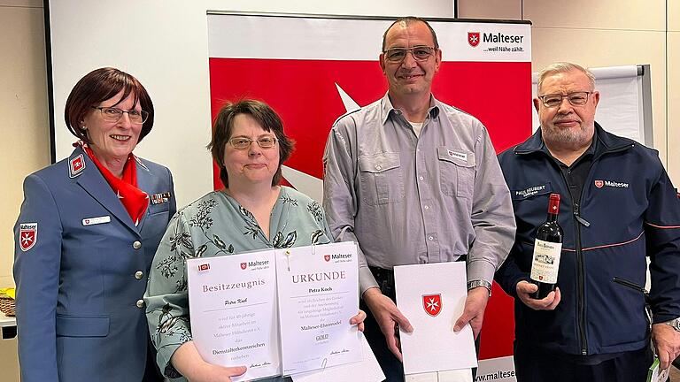Frank Henneberger (2.von rechts ) wurde von der Diözesanleiterin Martina Mirus (links) zum Beauftragten der Gliederung Nüdlingen berufen und tritt damit die Nachfolge von Paul Neubert (rechts) an. Hennebergers Stellvertreterin ist Petra Koch (2.von links). Frank Henneberger (2.von rechts ) wurde von der Diözesanleiterin Martina Mirus (links) zum Beauftragten der Gliederung Nüdlingen berufen und tritt damit die Nachfolge von Paul Neubert (rechts) an. Hennebergers Stellvertreterin ist Petra Koch (2.von links).