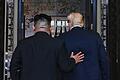 Gipfeltreffen in Singapur       -  Der Machthaber von Nordkorea, Kim Jong Un (links), legt US-Präsident Donald Trump die Hand auf die Schulter nach der Unterzeichnung einer Vereinbarung im Capella Resort auf der Insel Sentosa.