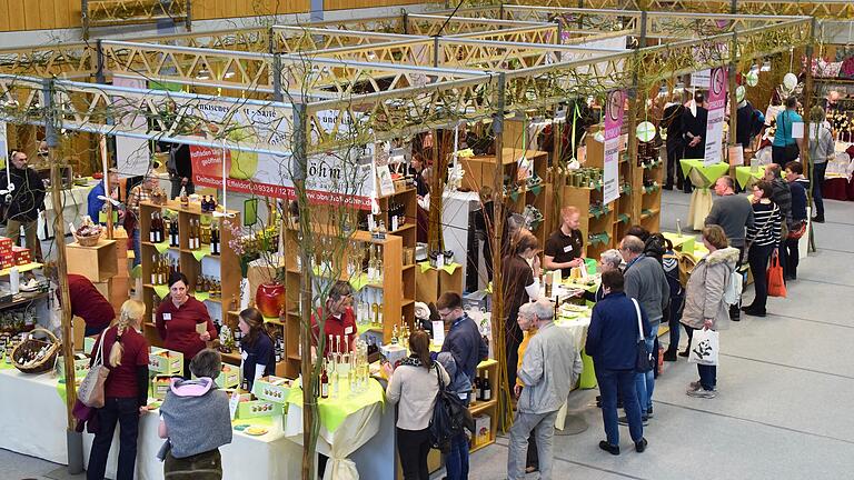 Zufriedene Gesichter bei Besuchern und Direktvermarktern – und beim Veranstalter: Die elfte Fränkische Feinschmeckermesse lockt viele Besucher nach Iphofen. Die angebotenen Produkte wurden gerne verkostet und natürlich gekauft. Zufriedene Gesichter bei Besuchern und Direktvermarktern – und beim Veranstalter: Die elfte Fränkische Feinschmeckermesse lockt viele Besucher nach Iphofen. Die angebotenen Produkte wurden gerne verkostet und natürlich gekauft.