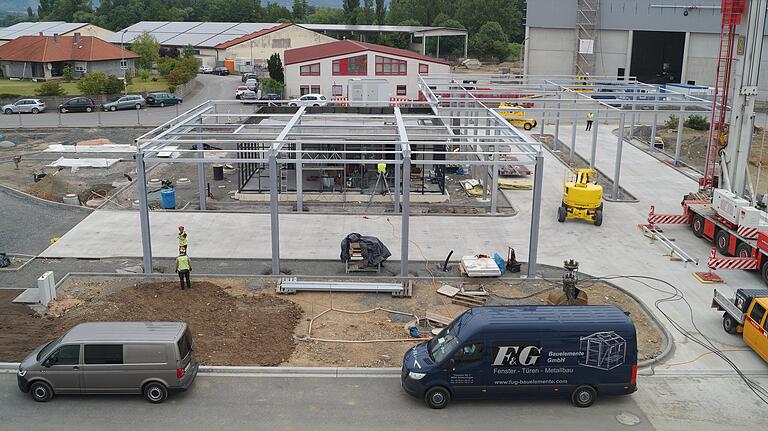 Ein Blick vom Dach der neuen Lagerhalle: Das neue Pförtnergebäude erhält eine Überdachung, unter der auch die Lkw stehen können. Ein Blick vom Dach der neuen Lagerhalle: Das neue Pförtnergebäude erhält eine Überdachung, unter der auch die Lkw stehen können.