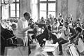 Probe im Kaisersaal der Residenz für ein Konzert des Kammerorchesters der Hochschule beim Mozartfest in den 1970er Jahren. Von links: Dirigent Hanns Reinartz,&nbsp; Solist Julian von Károlyi am Klavier, unter den Geigern Gerd Hoelscher, Conrad von der Goltz und Franz Hennevogl.
