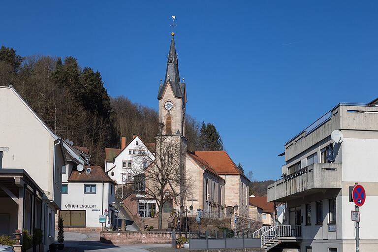 Blick in die Ortsmitte von Heigenbrücken. Blick in die Ortsmitte von Heigenbrücken.