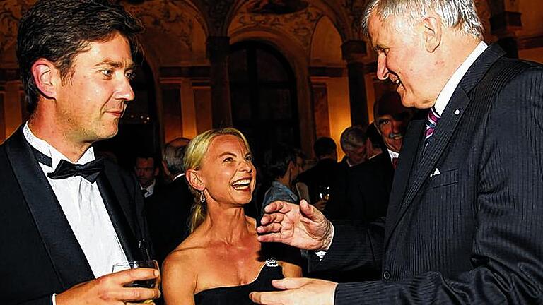 Interkulturell: Horst Seehofer mit CSU-OB-Kandidat Christian Schuchardt (links) und Ehefrau AAsa Petersson. Interkulturell: Horst Seehofer mit CSU-OB-Kandidat Christian Schuchardt (links) und Ehefrau AAsa Petersson.