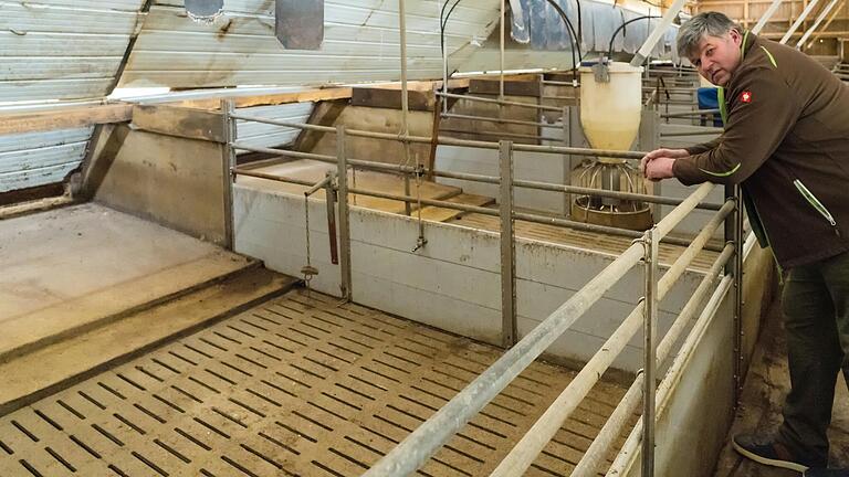 Harald Schleichert in seinem leeren Stall. Der Landwirt aus Poppenhausen hat die Schweinemast aufgegeben, weil es sich für ihn finanziell nicht mehr gerechnet hat. Harald Schleichert in seinem leeren Stall. Der Landwirt aus Poppenhausen hat die Schweinemast aufgegeben, weil es sich für ihn finanziell nicht mehr gerechnet hat.
