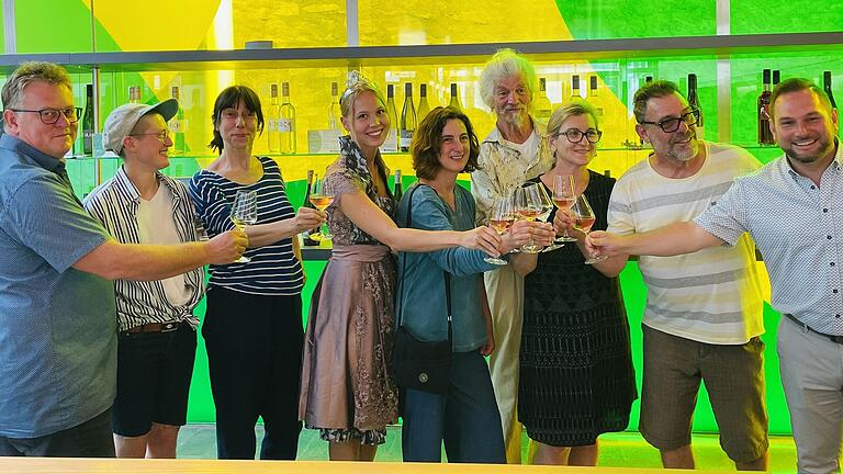 Stoßen auf eine gelungene Vernissage an (von links): Die RebArt-Künstlerinnen und Künstler Raimund Sauer, Jul Zureck, Nica Radic, Weinprinzessin Stefanie, Emanuele Camacci, Roger Bischof, Kristina Yosifova, Hermann Gschaider und Bürgermeister Matthias Bielek. Stoßen auf eine gelungene Vernissage an (von links): Die RebArt-Künstlerinnen und Künstler Raimund Sauer, Jul Zureck, Nica Radic, Weinprinzessin Stefanie, Emanuele Camacci, Roger Bischof, Kristina Yosifova, Hermann Gschaider und Bürgermeister Matthias Bielek.