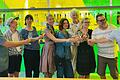 Stoßen auf eine gelungene Vernissage an (von links): Die RebArt-Künstlerinnen und Künstler Raimund Sauer, Jul Zureck, Nica Radic, Weinprinzessin Stefanie, Emanuele Camacci, Roger Bischof, Kristina Yosifova, Hermann Gschaider und Bürgermeister Matthias Bielek.