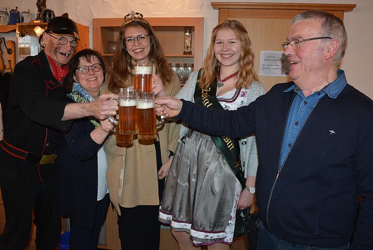 Ungewohntes Bild: Die Fränkische Weinkönigin Eva Brockmann beim Zoigl-Bier. Rechts neben ihr die Zoiglprinzessin Tabea Franz. Ungewohntes Bild: Die Fränkische Weinkönigin Eva Brockmann beim Zoigl-Bier. Rechts neben ihr die Zoiglprinzessin Tabea Franz. 