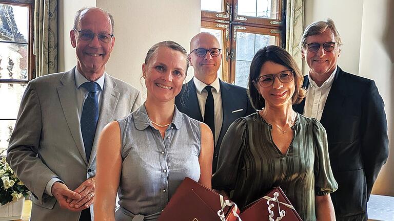 Die Boxberger-Preisträgerinnen Veronika Throner (links) und Dr. Sandra Kus mit (hinten von links) Dr. Klaus-Henning Kraft (Vorstandsvorsitzender Boxberger-Stiftung), Oberbürgermeister Dr. Dirk Vogel und Laudator Prof. Dr. Michael Linden (Institut für Kurortmedizin und Gesundheitsförderung, Kuratoriumsvorsitzender der Boxberger-Stiftung) - Die Boxberger-Preisträgerinnen Veronika Throner (links) und Dr. Sandra Kus mit (hinten von links) Dr. Klaus-Henning Kraft (Vorstandsvorsitzender Boxberger-Stiftung), Oberbürgermeister Dr. Dirk Vogel und Laudator Prof. Dr. Michael Linden (Institut für Kurortmedizin und Gesundheitsförderung, Kuratoriumsvorsitzender der Boxberger-Stiftung) Die Boxberger-Preisträgerinnen Veronika Throner (links) und Dr. Sandra Kus mit (hinten von links) Dr. Klaus-Henning Kraft (Vorstandsvorsitzender Boxberger-Stiftung), Oberbürgermeister Dr. Dirk Vogel und Laudator Prof. Dr. Michael Linden (Institut für Kurortmedizin und Gesundheitsförderung, Kuratoriumsvorsitzender der Boxberger-Stiftung) - Die Boxberger-Preisträgerinnen Veronika Throner (links) und Dr. Sandra Kus mit (hinten von links) Dr. Klaus-Henning Kraft (Vorstandsvorsitzender Boxberger-Stiftung), Oberbürgermeister Dr. Dirk Vogel und Laudator Prof. Dr. Michael Linden (Institut für Kurortmedizin und Gesundheitsförderung, Kuratoriumsvorsitzender der Boxberger-Stiftung)