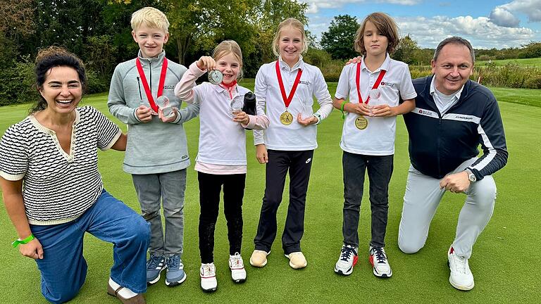Das Foto zeigt (von links) Özge Björnesson (Jugendabteilung), Alexander Moser (Vize-Clubmeister Mini Jungen), Maya May (Vize-Clubmeisterin Mini Mädchen), Emily May (Clumeisterin Mini Mädchen), Noah Björnesson (Clubmeister Mini Jungen) und Marcus Traut (Vize-Präsident Jugend Golf Club Würzburg).