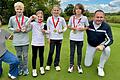 Das Foto zeigt (von links) Özge Björnesson (Jugendabteilung), Alexander Moser (Vize-Clubmeister Mini Jungen), Maya May (Vize-Clubmeisterin Mini Mädchen), Emily May (Clumeisterin Mini Mädchen), Noah Björnesson (Clubmeister Mini Jungen) und Marcus Traut (Vize-Präsident Jugend Golf Club Würzburg).